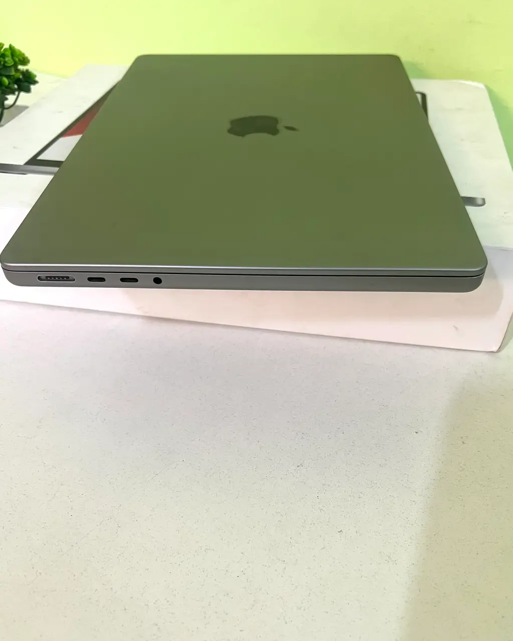 apple macbook m1 pro chip 14 inch (preowned)