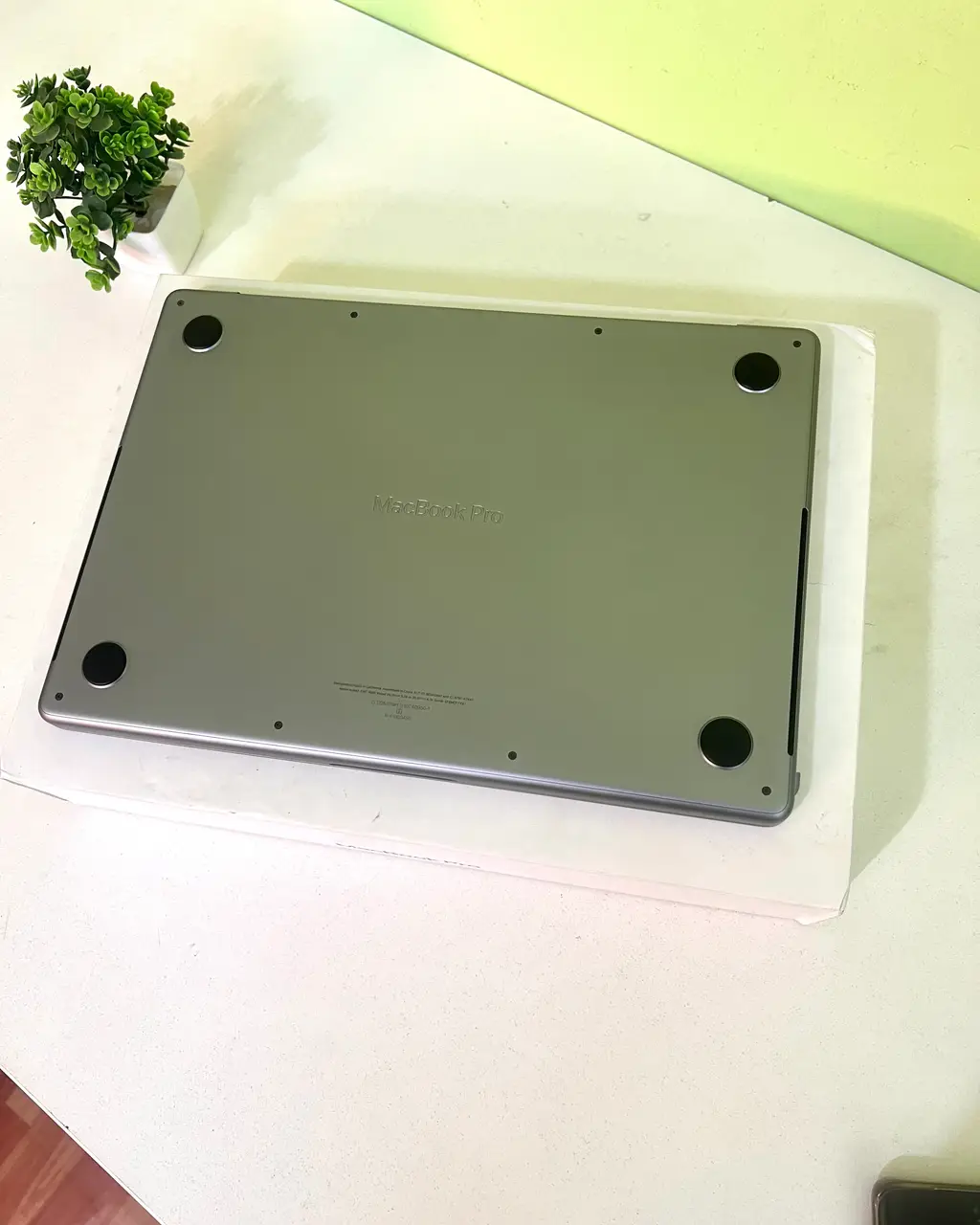 apple macbook m1 pro chip 14 inch (preowned)