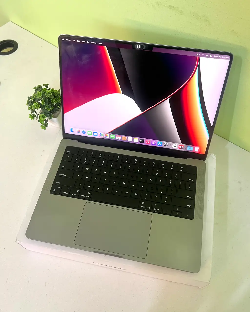 apple macbook m1 pro chip 14 inch (preowned)
