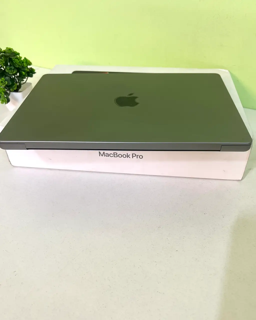 apple macbook m1 pro chip 14 inch (preowned)