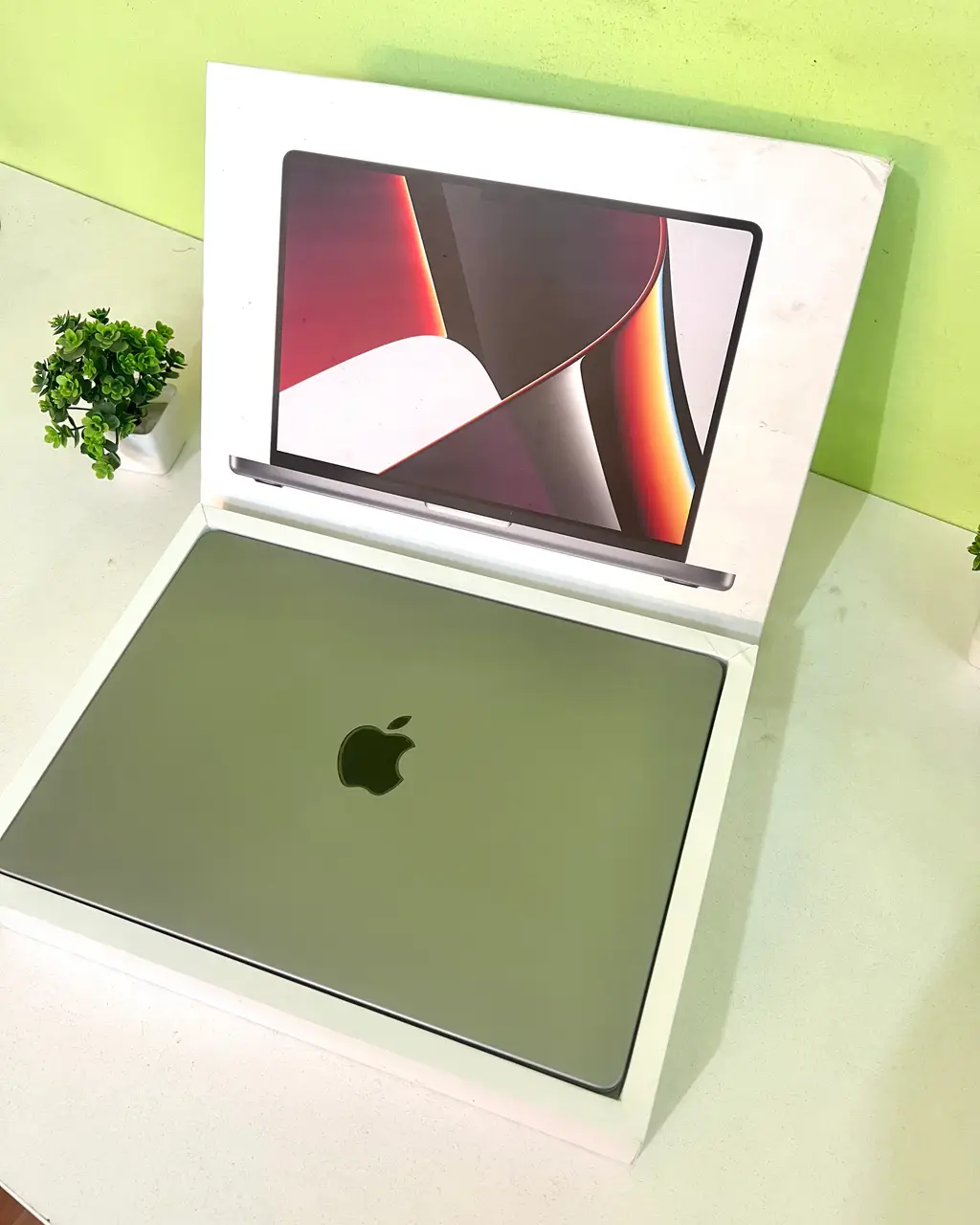 apple macbook m1 pro chip 14 inch (preowned)